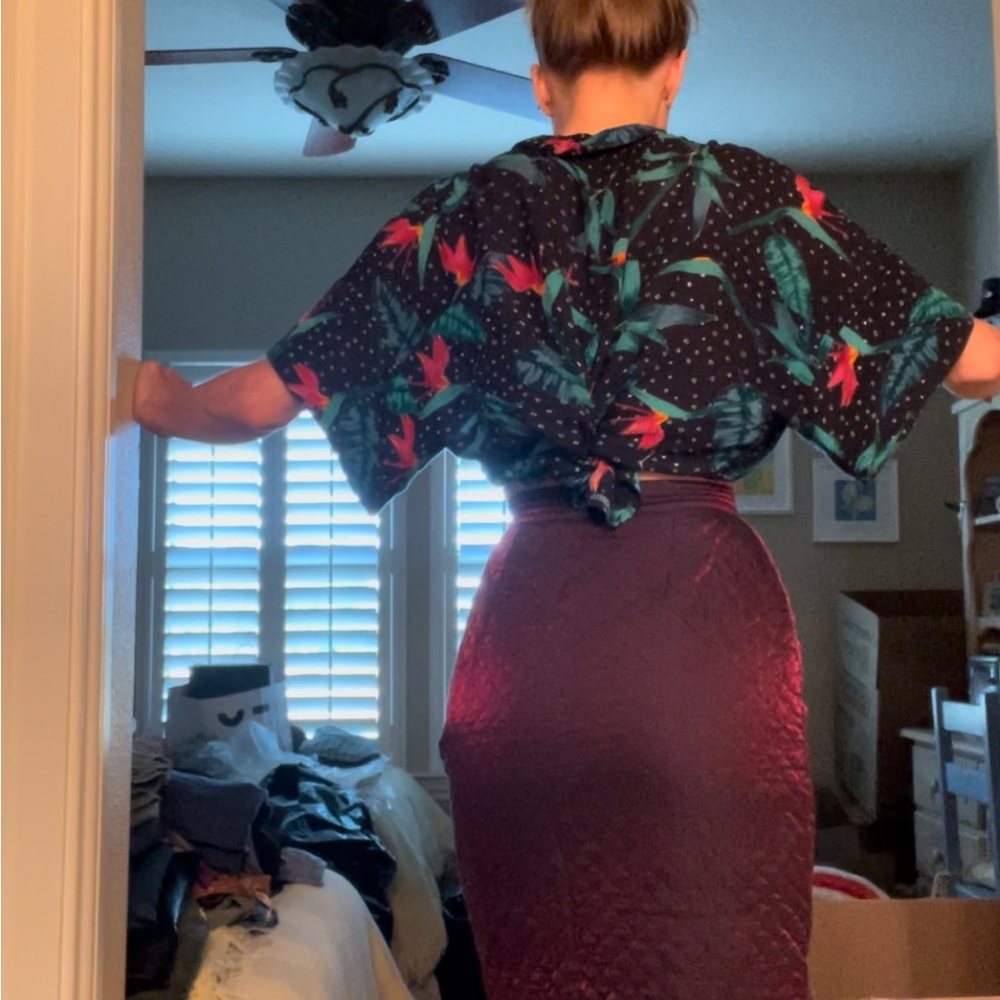 Color shifting purple/red pencil skirt